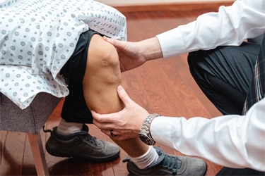 Pain Relief Clifton NJ Hyunjae Lee Performing Knee Exam